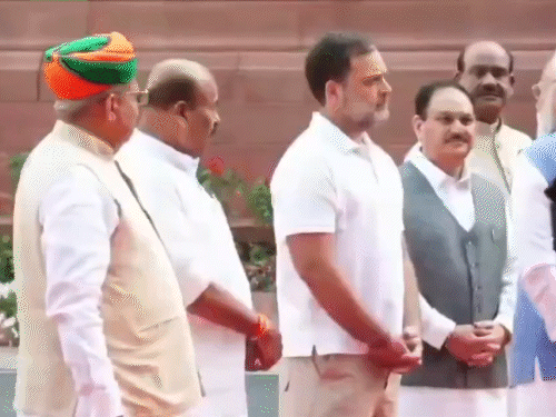 मोदी राहुल संसद परिसर में मिले, हाथ जोड़कर अभिवादन किया:महात्मा फुले जयंती कार्यक्रम के बाद बातचीत की; देखें फोटो वीडियो