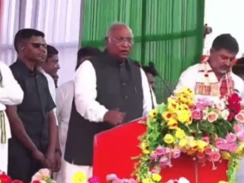 खड़गे बोले भाजपा जहरीले सांप जैसी:चुनाव आयोग से शिकायत, fir की मांग; शाह बोले वोटर जवाब देंगे, कांग्रेस दूरबीन से भी नहीं दिखेगी