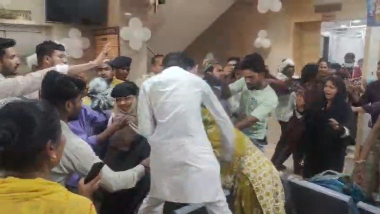 raipur navkar hospital: रायपुर के नवकार हॉस्पिटल में महिला के फांसी लगाने पर भारी हंगामा, जमकर चले लात घूंसे !