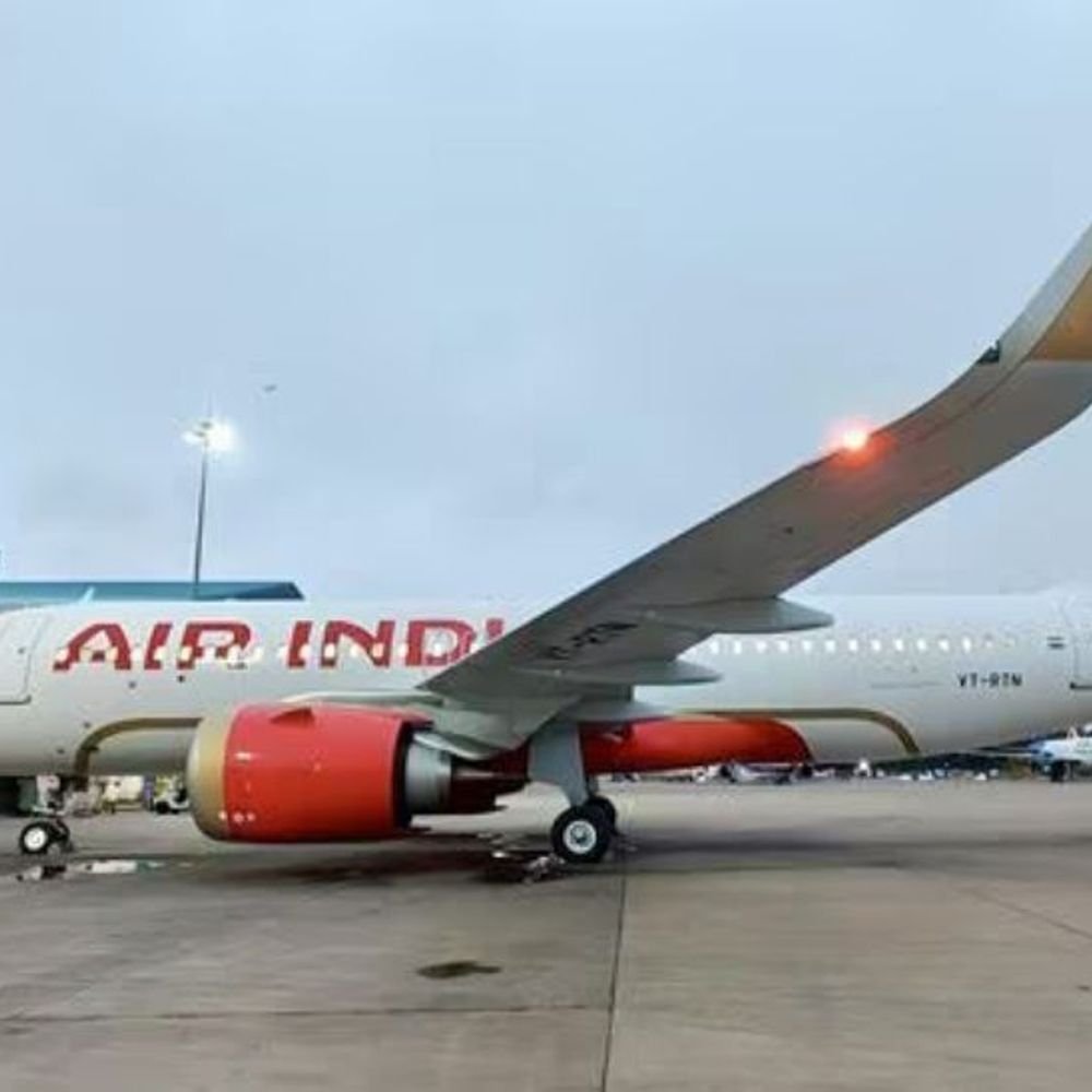 एअर इंडिया फ्लाइट का इंजन बंद, पायलट का इमरजेंसी कॉल:मुंबई से बेंगलुरु जा रही थी, 20 मिनट में लौटी; टेकऑफ के दौरान चिंगारी भी दिखी