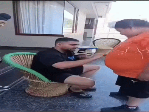 पंजाबी सिंगर ने फैन के पेट पर दिया ऑटोग्राफ:बोला मैं इसे शीशे में जड़वाकर रखूंगा, आपको फोटो भी भेजूंगा