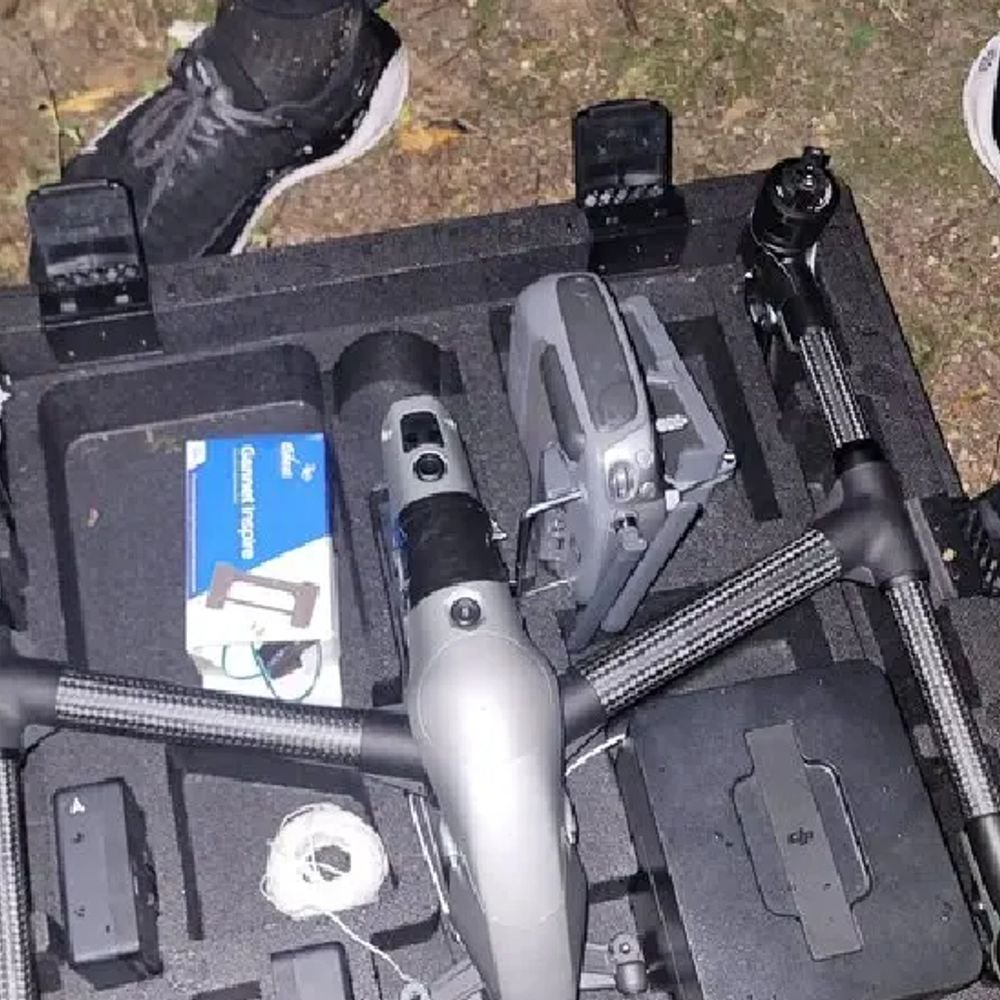 ब्रिटेन की जेलों में चोरी के फोन से ऑर्डर:जेलों में ड्रोन से ड्रग्स हथियारों की डिलीवरी; कैदियों के परिवारों से पैसे वसूल रहे गैंग