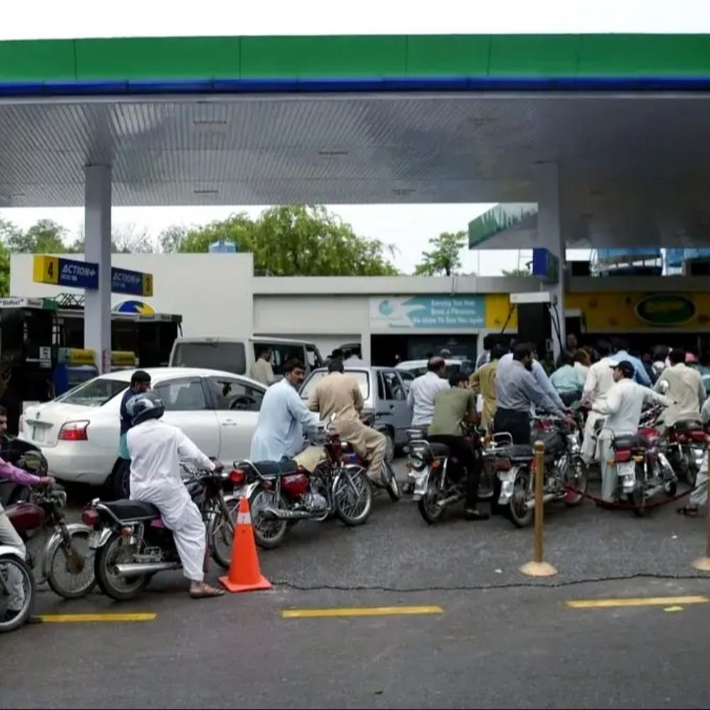 जंग का असर पाकिस्तानी मंत्रियों को 6 महीने सैलरी नहीं:तेल की कीमतें बढ़ने का विरोध, सरकार ने पेट्रोल 80 रुपया सस्ता किया