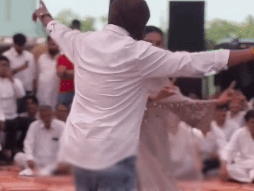 मासूम शर्मा ने हनुमान जन्मोत्सव पर गाया बैन सॉन्ग 'खटोला':बहादुरगढ़ में सपना संग ठुमके लगाए; आर्यन मान के प्रोग्राम में कई मंत्री विधायक आए