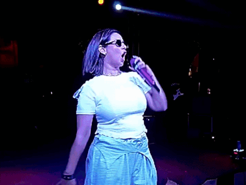 सुनंदा शर्मा को टच करने कूदा फैन:डरकर चिल्लाई सिंगर, स्टेज छोड़ा, बाउंसरों ने युवक को स्टेज से नीचे फेंका; शो बीच में ही कैंसिल