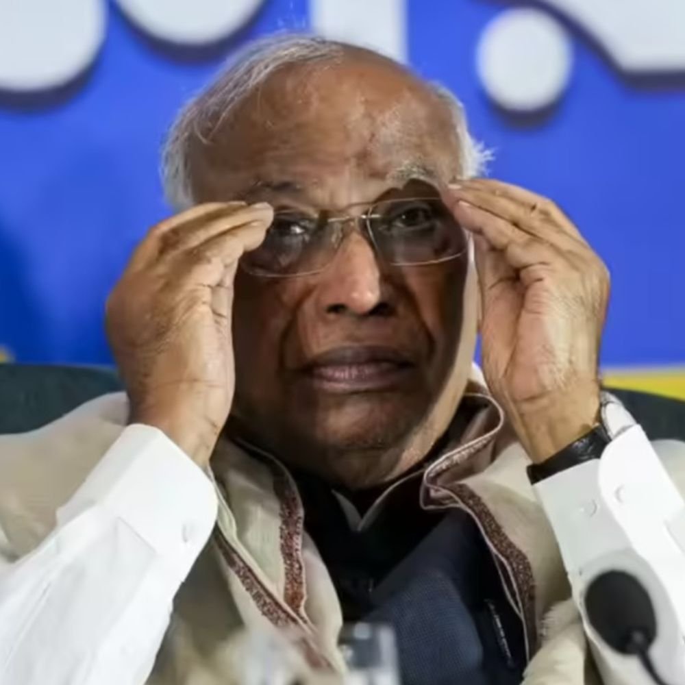 खड़गे ने गुजरातियों पर दिए बयान पर खेद जताया:केरलम में गुजरातियों को अनपढ़ कहा था: दिल्ली में गुजरातियों का कांग्रेस कार्यालय के बाहर प्रदर्शन