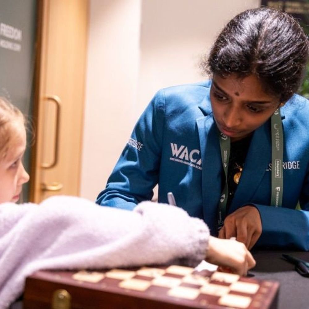 चेस कैंडिडेट्स टूर्नामेंट वैशाली ड्रॉ के साथ टॉप पर पहुंचीं:दिव्या देशमुख और प्रज्ञानानंदा हारे; टूर्नामेंट के 4 राउंड बाकी