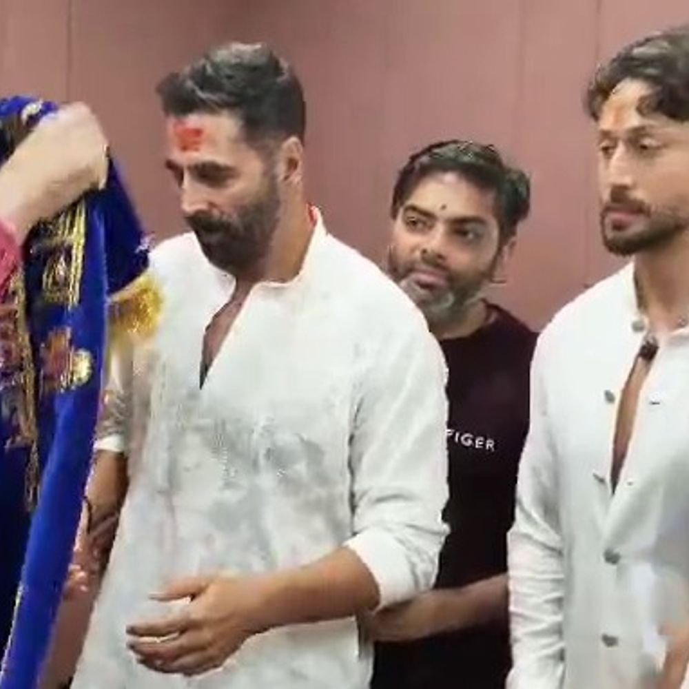 महाकाल के दरबार में अक्षय टाइगर:नंदी के कान में कही मनोकामना, बोले देश की तरक्की की कामना की; डिंपल कपाड़िया भी साथ थीं